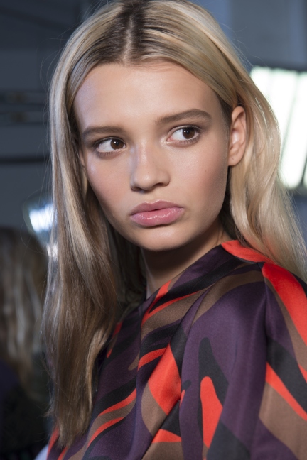 versace-milan-fashion-week-spring-summer-2016-backstage-9