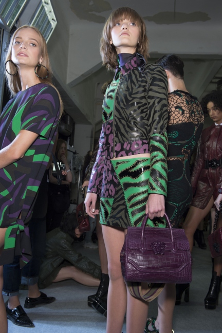 versace-milan-fashion-week-spring-summer-2016-backstage-93