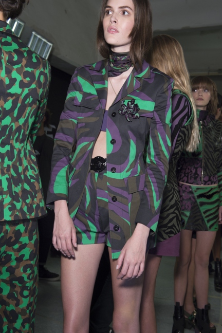 versace-milan-fashion-week-spring-summer-2016-backstage-98