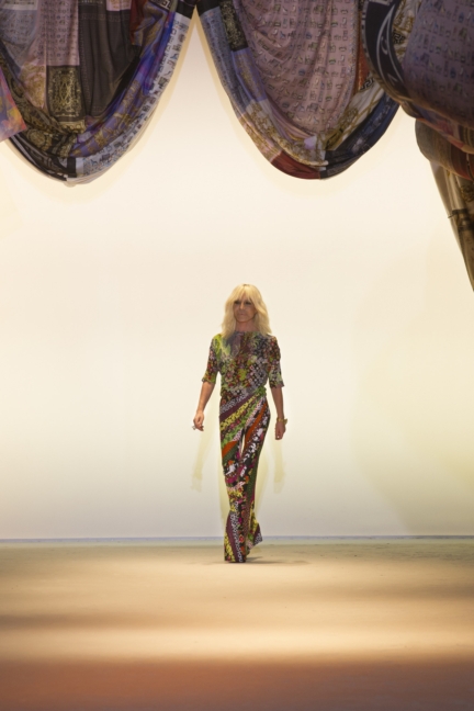donatella-versace-show-milan-mens-spring-summer-2016-2