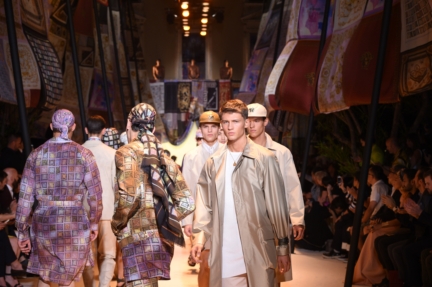 versace-milan-mens-spring-summer-2016-finale-3