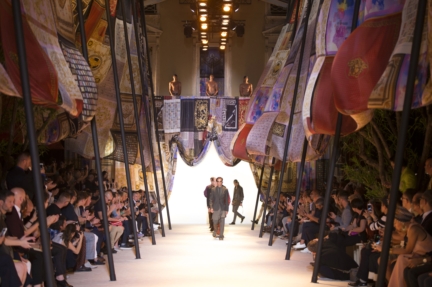 versace-milan-mens-spring-summer-2016-finale
