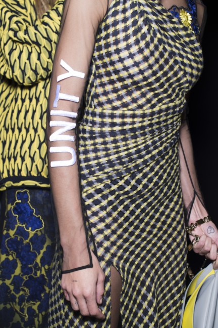 aw17-versacefashiondetail-044