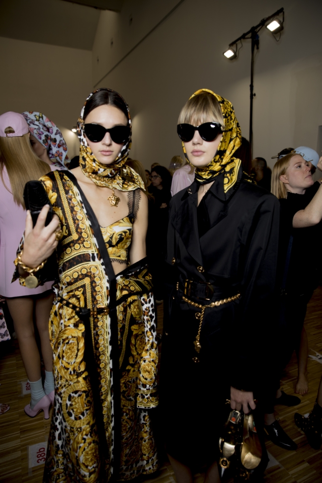 versace_women_ss18_backstage_kevin-tachman-24