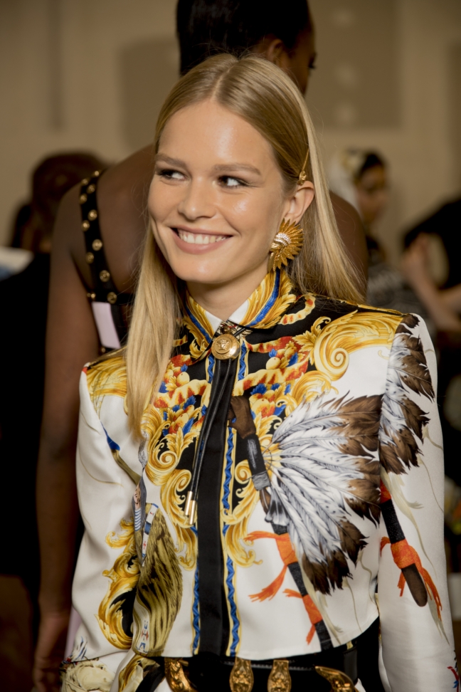 versace_women_ss18_backstage_kevin-tachman-26