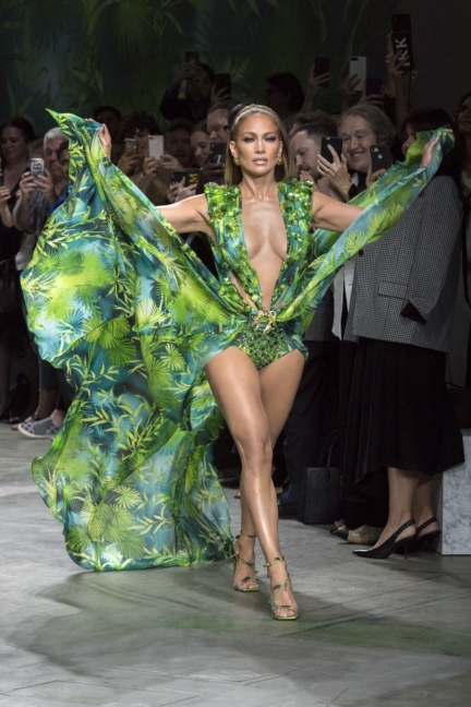 versace-ss20_look-61