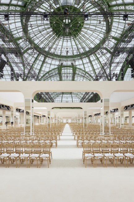 chanel-fall-winter-2016-17-ready-to-wear-decor-pictures-by-olivier-saillant_0
