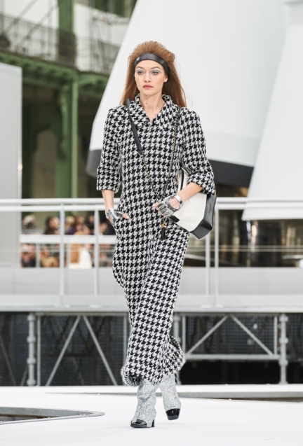 chanel-paris-fashion-week-autumn-winter-17-24