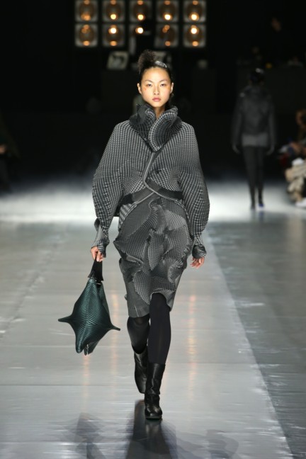 issey-miyake-paris-fashion-week-aw-16-23
