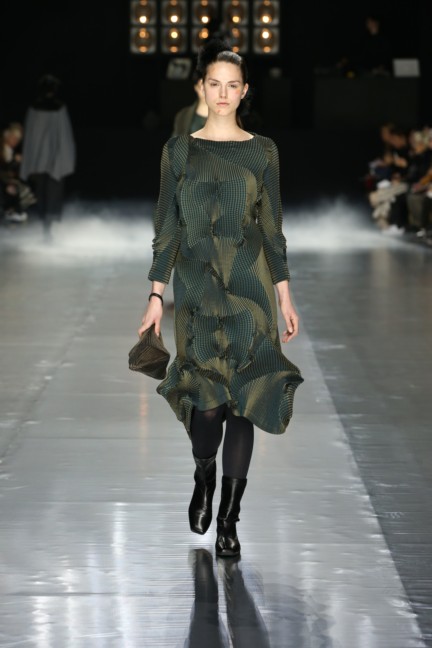 issey-miyake-paris-fashion-week-aw-16-24