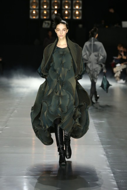issey-miyake-paris-fashion-week-aw-16-25