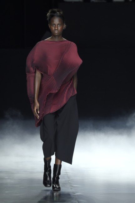 issey-miyake-paris-fashion-week-aw-16-30