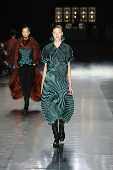 issey-miyake-paris-fashion-week-aw-16-32