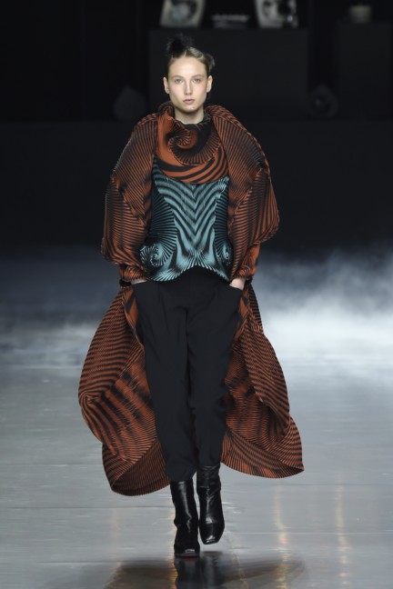 issey-miyake-paris-fashion-week-aw-16-34