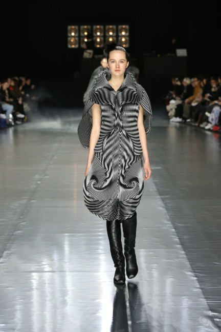 issey-miyake-paris-fashion-week-aw-16-37