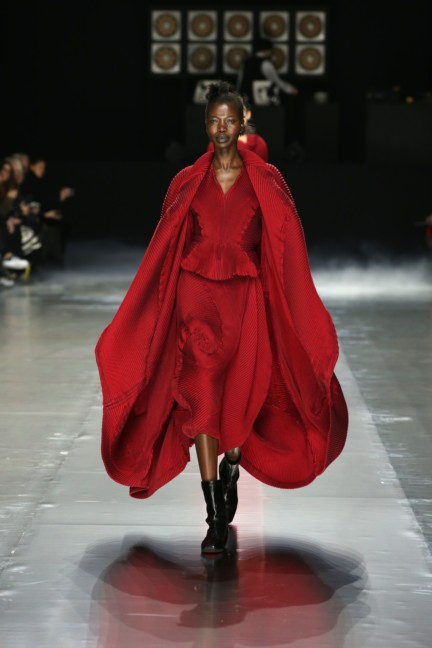 issey-miyake-paris-fashion-week-aw-16-42