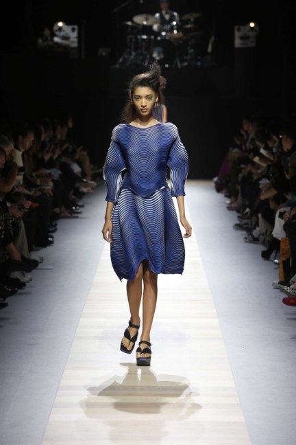 issey-miyake-paris-fashion-week-spring-summer-2016-35