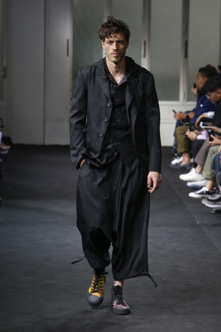 yyh-ss19-look-01-model-alik-texeira-photo-monica-feudi