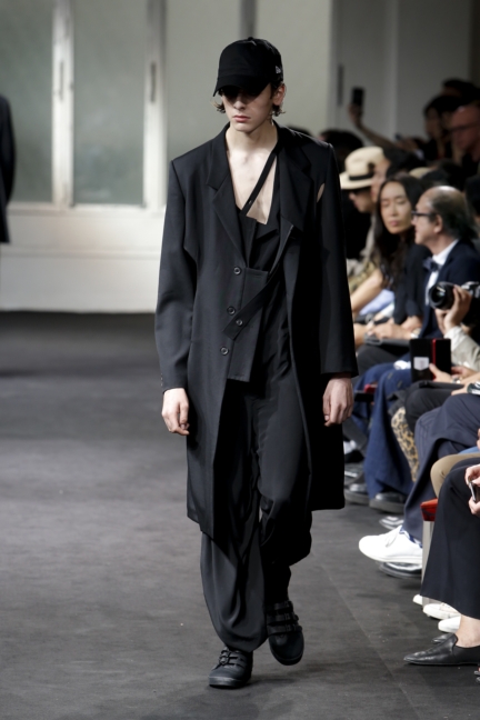 yyh-ss19-look-04-model-gautier-deruche-photo-monica-feudi