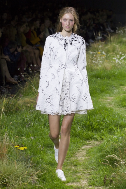 moncler-gamme-rouge-paris-fashion-week-2016-runway-13