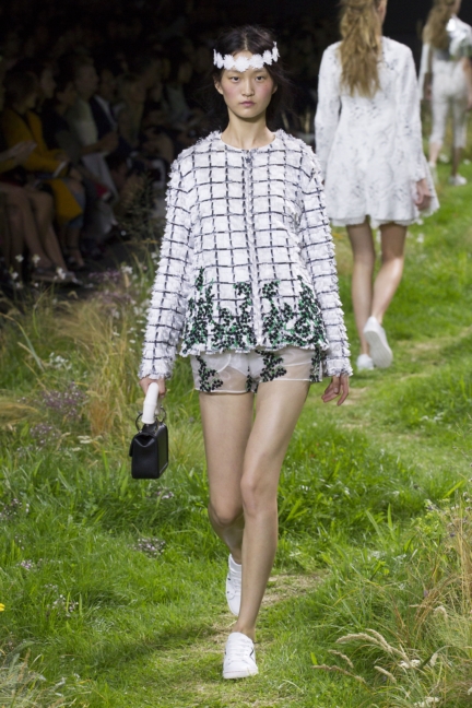 moncler-gamme-rouge-paris-fashion-week-2016-runway-14