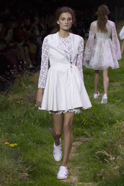 moncler-gamme-rouge-paris-fashion-week-2016-runway-2