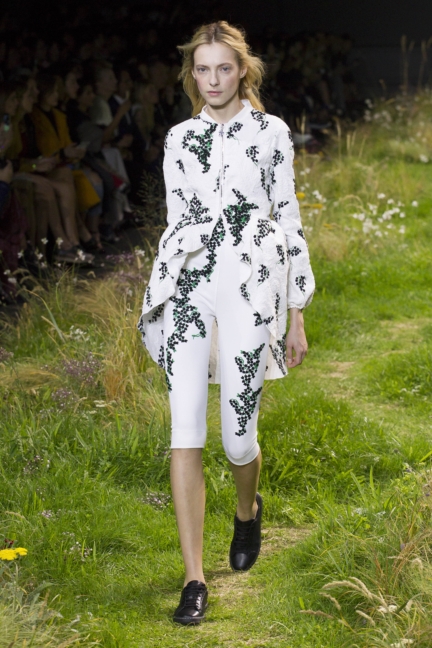 moncler-gamme-rouge-paris-fashion-week-2016-runway-23