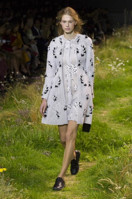 moncler-gamme-rouge-paris-fashion-week-2016-runway-27