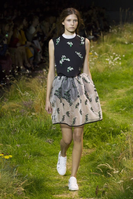 moncler-gamme-rouge-paris-fashion-week-2016-runway-28