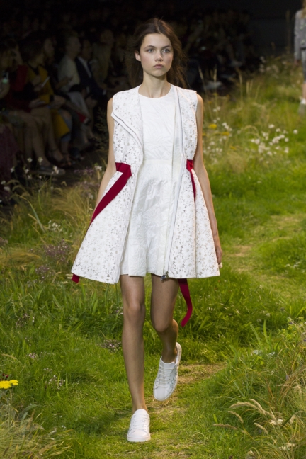 moncler-gamme-rouge-paris-fashion-week-2016-runway-31