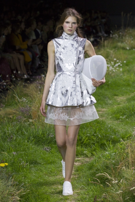 moncler-gamme-rouge-paris-fashion-week-2016-runway-8