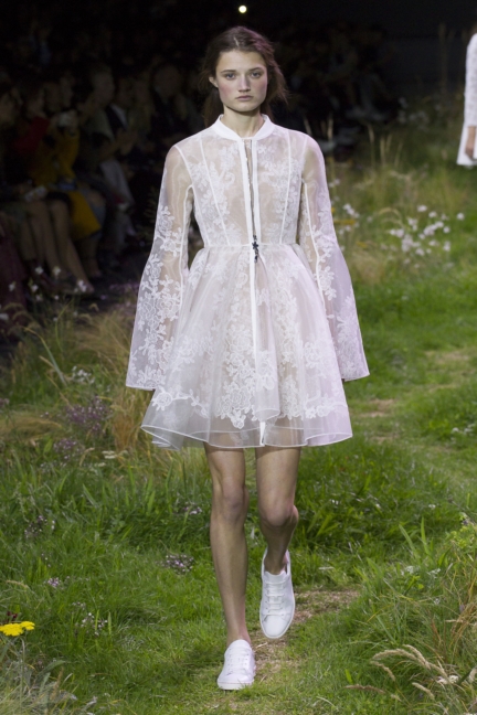 moncler-gamme-rouge-paris-fashion-week-2016-runway