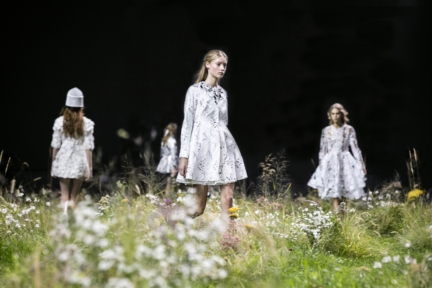 moncler-gamme-rouge-paris-fashion-week-2016-atmosphere-2