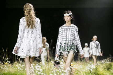 moncler-gamme-rouge-paris-fashion-week-2016-atmosphere-4