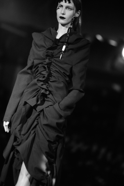 dsc_0875_yohji-yamamoto-femme-fw17_elise-toide