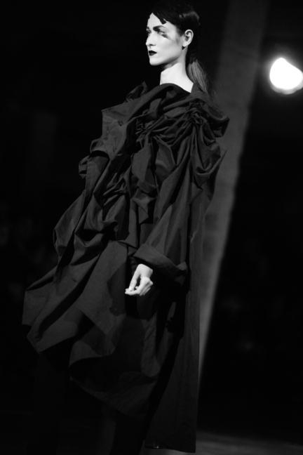 dsc_1064_yohji-yamamoto-femme-fw17_elise-toide