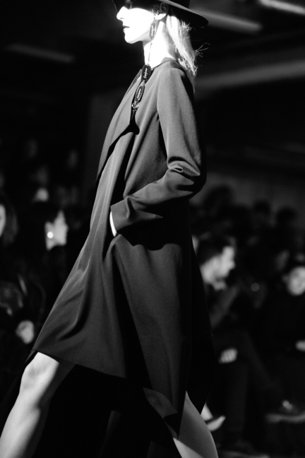 dsc_1154_yohji-yamamoto-femme-fw17_elise-toide