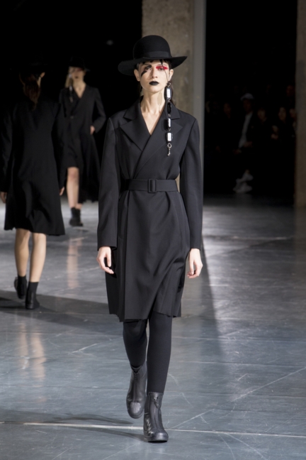 yyf-aw17-18-look-40-model-leticia-orchanheski-photo-monica-feudi