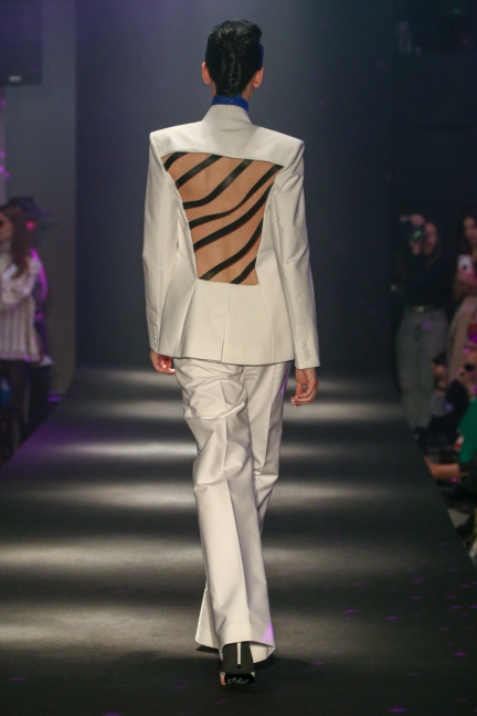 guy-laroche-ss19-look-23-back