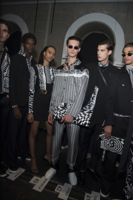 versace-milan-mens-ss-18-21