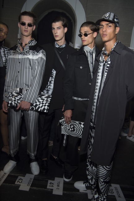 versace-milan-mens-ss-18-22