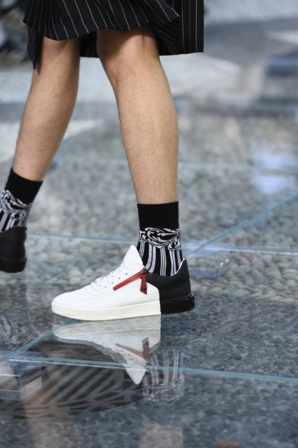 versace-milan-mens-ss-18-details-1