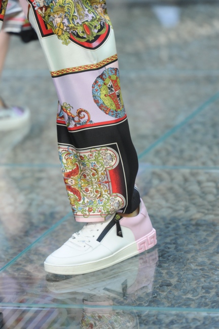 versace-milan-mens-ss-18-details-123