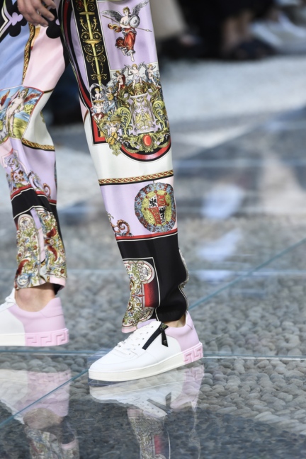 versace-milan-mens-ss-18-details-15