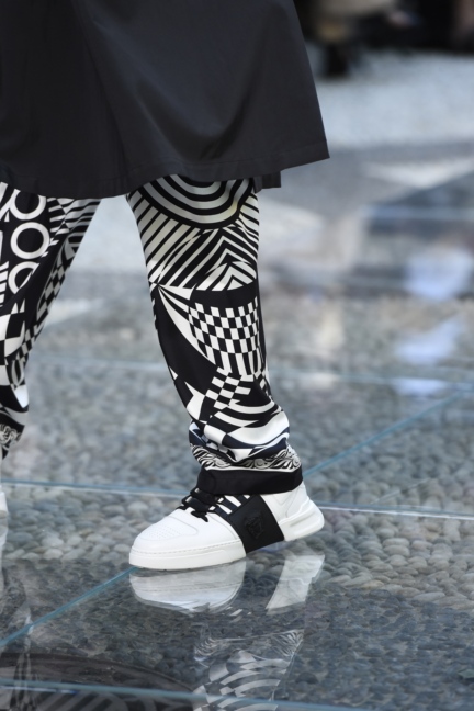 versace-milan-mens-ss-18-details-16