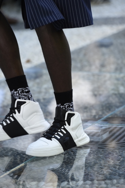 versace-milan-mens-ss-18-details-7