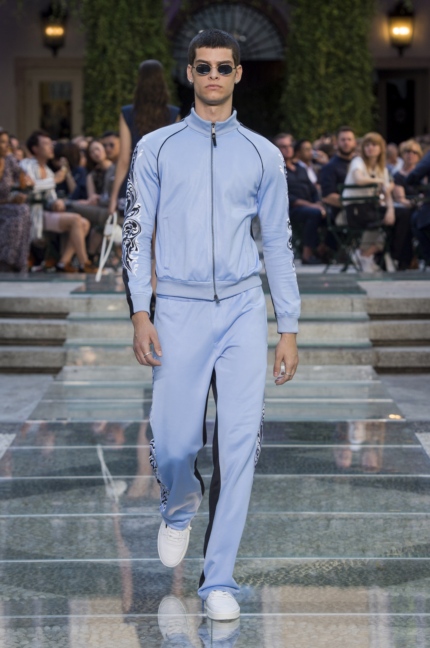 versace-milan-mens-ss-18-runway-15