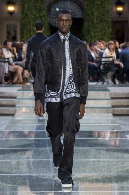 versace-milan-mens-ss-18-runway-16