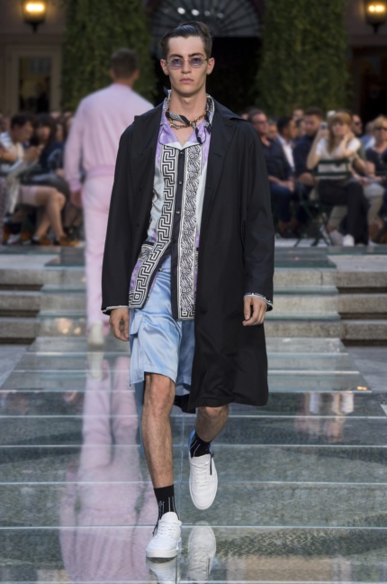 versace-milan-mens-ss-18-runway-24