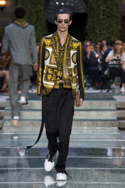 versace-milan-mens-ss-18-runway-32